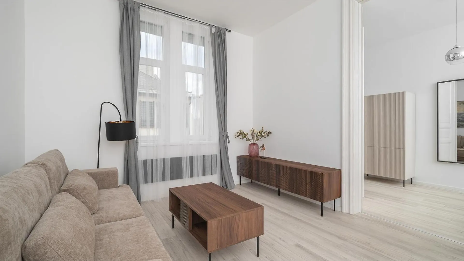 Budapest City Park Apartment 0*,