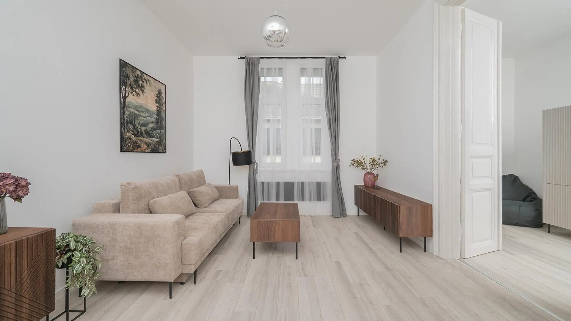 Budapest City Park Apartment 0*,
